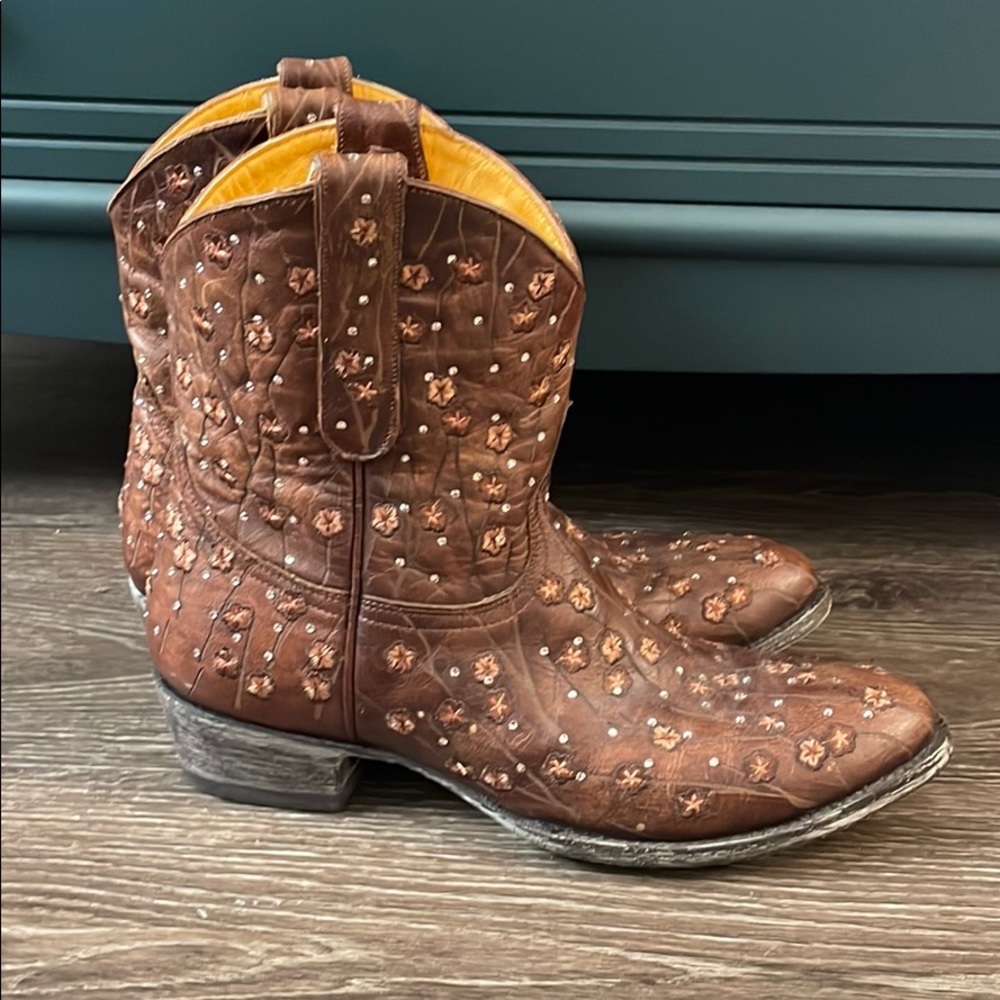 Old Gringo woman’s ankle cowboy boots